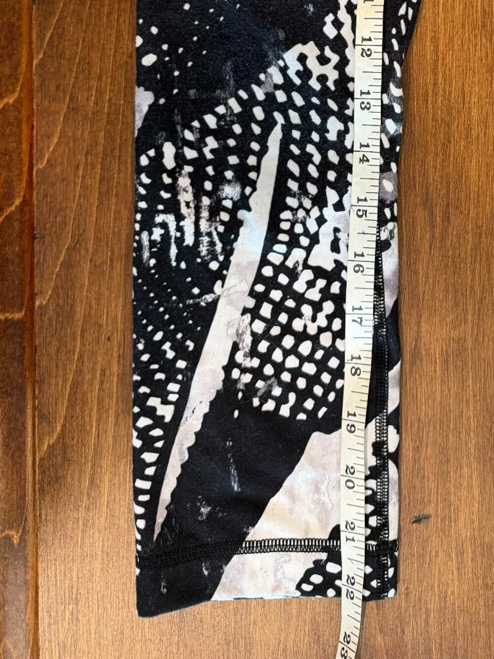 Lululemon Black, White & Gray Patterned Crop Leggings Size 2 - 22